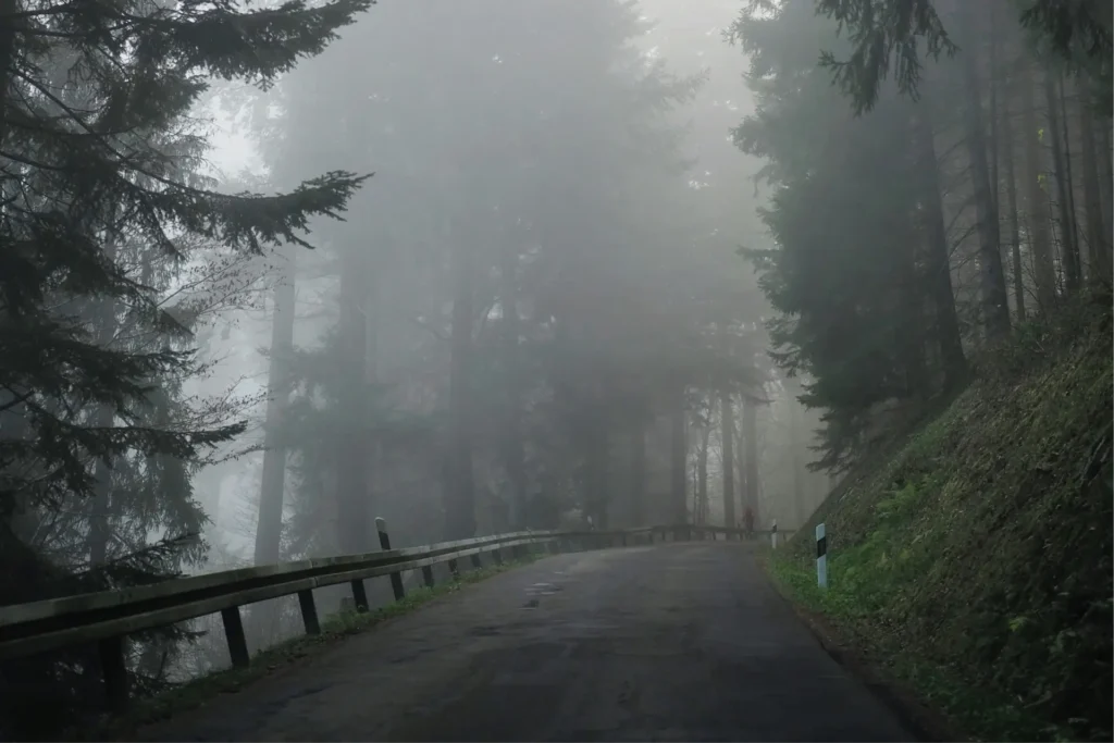 Niebla sobre montaña en Antioquia amanecer